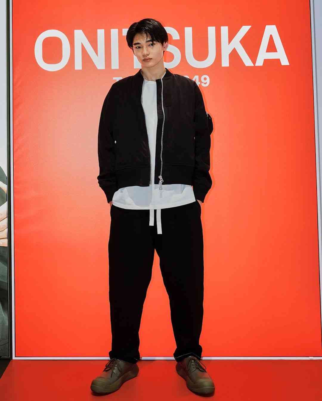 冨永愛の18歳長男・章胤、バラ柄ジャケットの着こなしが反響「キリッとクールに決まってる」「唇がセクシー」