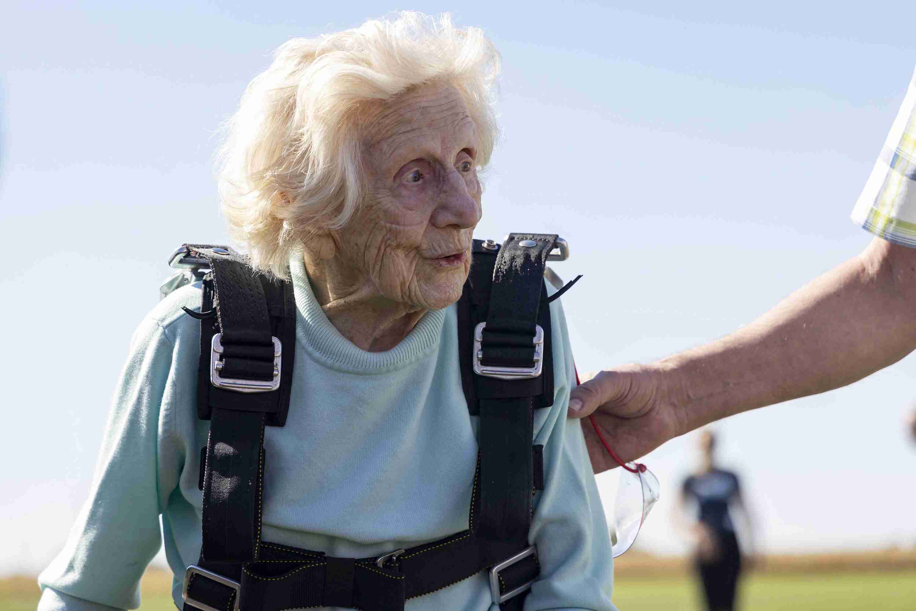 104歳で世界最高齢スカイダイビング記録を作った女性が死去。記録更新から1週間後だった