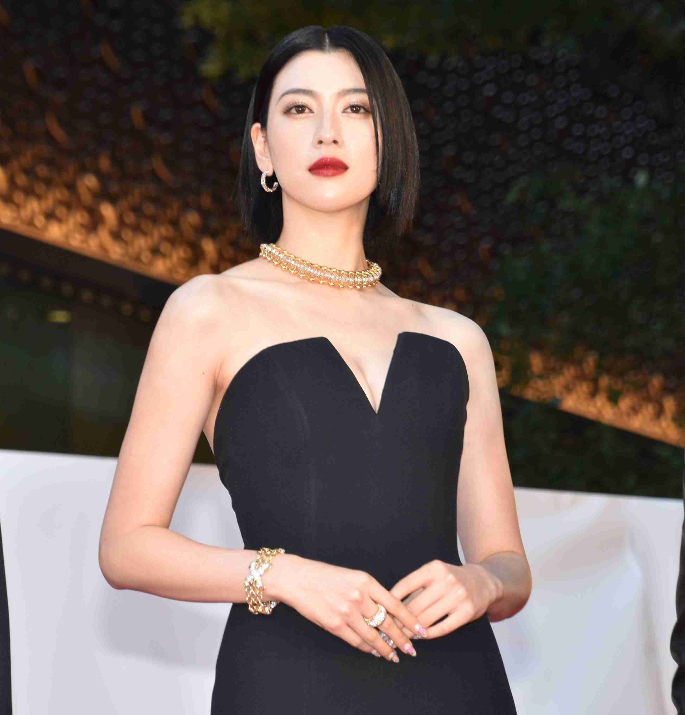 三吉彩花、鋭い眼光＆くっきり腹筋の『anan』表紙が最上級に美しい　「完璧ボディー」「カッコ良すぎて……」