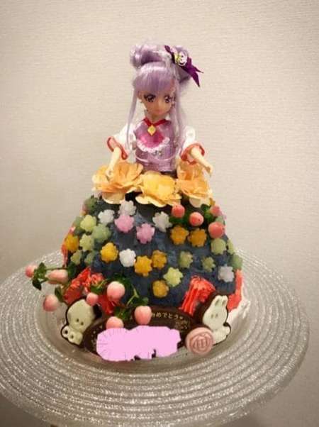 熊田曜子、次女8歳誕生日に“ドールケーキ”を手作り！「すごいリアル」「食べるのがもったいない」