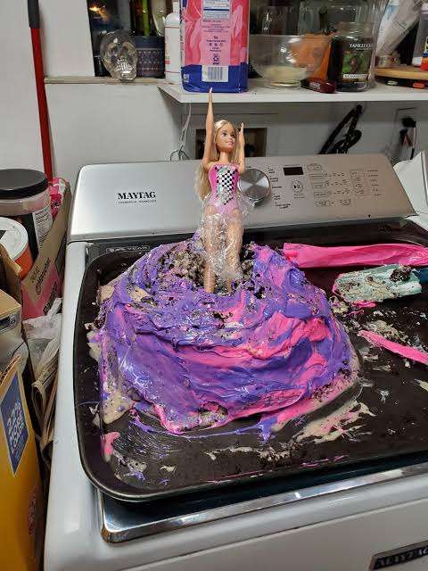 熊田曜子、次女8歳誕生日に“ドールケーキ”を手作り！「すごいリアル」「食べるのがもったいない」