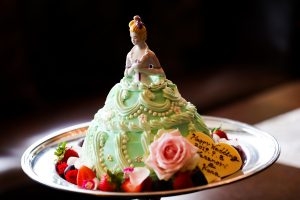 熊田曜子、次女8歳誕生日に“ドールケーキ”を手作り！「すごいリアル」「食べるのがもったいない」