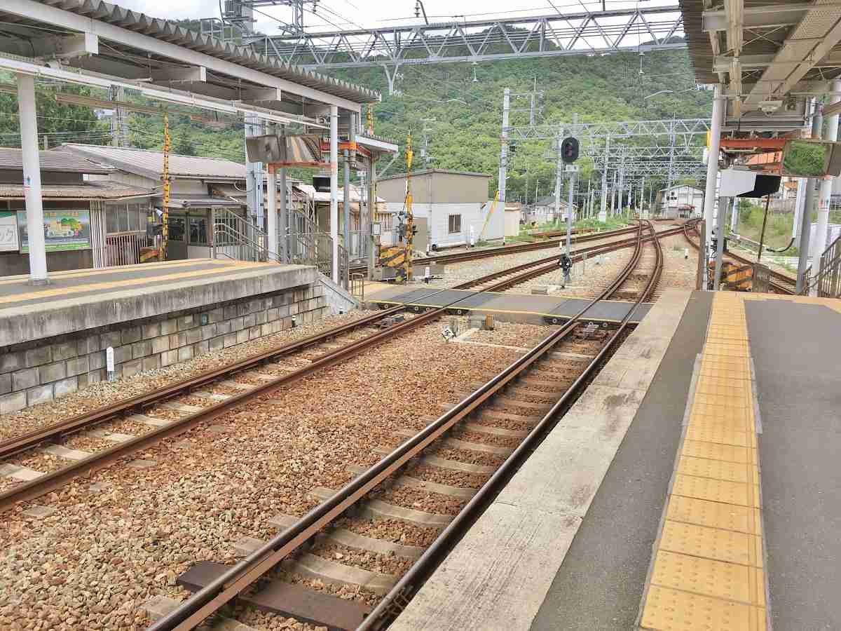 男性が電車にはねられ死亡　直前に妻が線路内に倒れる…助け出そうと線路内入り脱出間に合わず接触か　神戸電鉄・有馬口駅