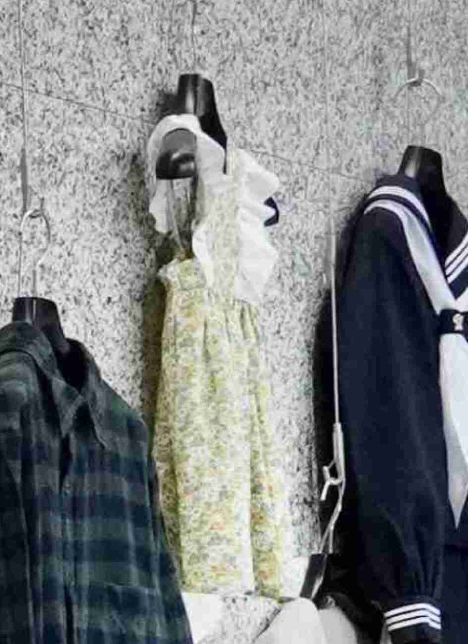 服装を変えれば「性被害に遭わない」のか。性暴力サバイバーの服を再現した展示会が映し出すこと