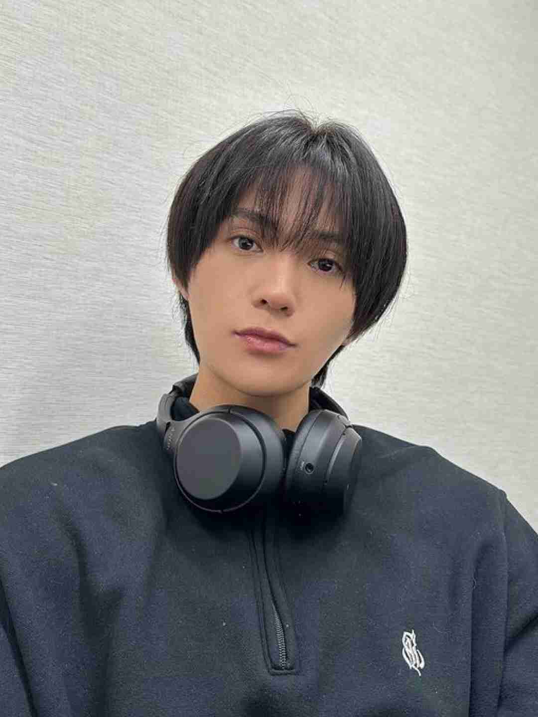 八木勇征、シーツをまとい…妖艶な肉体美で誘惑 『anan』ソロ表紙に初登場