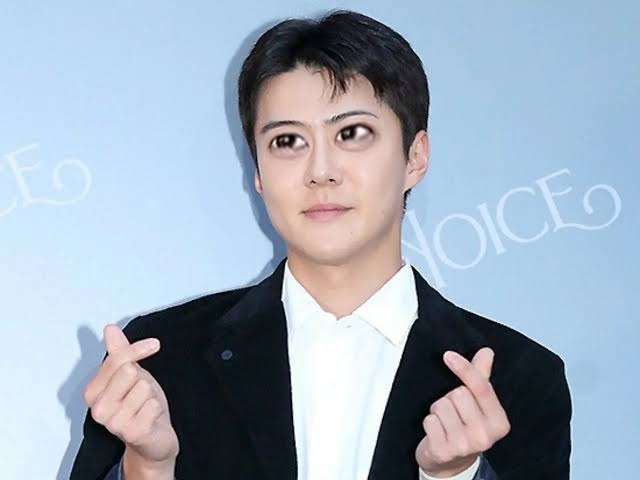 八木勇征、シーツをまとい…妖艶な肉体美で誘惑 『anan』ソロ表紙に初登場