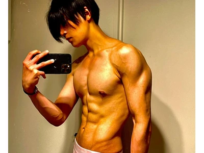 八木勇征、シーツをまとい…妖艶な肉体美で誘惑 『anan』ソロ表紙に初登場