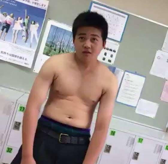 八木勇征、シーツをまとい…妖艶な肉体美で誘惑 『anan』ソロ表紙に初登場