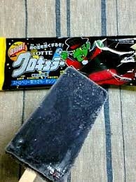 赤城乳業の真っ黒なアイス「漆黒のチーズケーキ」が話題！　見た目と味のギャップに反応続々　「攻めるねー」「感覚バグる」