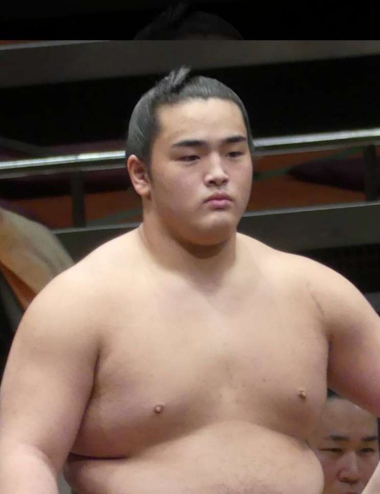 19歳イケメン力士が登場「すごい体つき」「かっこいい」声援続々　見事な初日に「楽しみ」高まる期待