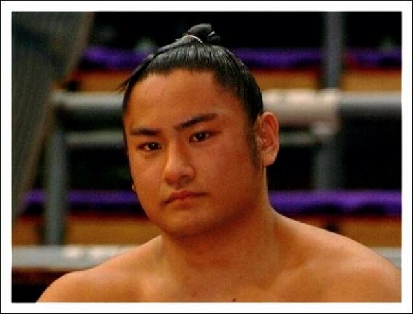 19歳イケメン力士が登場「すごい体つき」「かっこいい」声援続々　見事な初日に「楽しみ」高まる期待