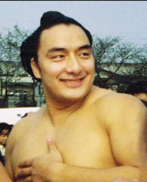 19歳イケメン力士が登場「すごい体つき」「かっこいい」声援続々　見事な初日に「楽しみ」高まる期待