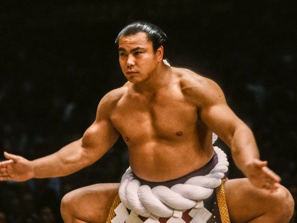 19歳イケメン力士が登場「すごい体つき」「かっこいい」声援続々　見事な初日に「楽しみ」高まる期待