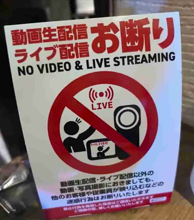 過熱する訪日外国人の「スナック人気」にママたちが困惑 「お通しが理解できない」「混んでも席をつめない」