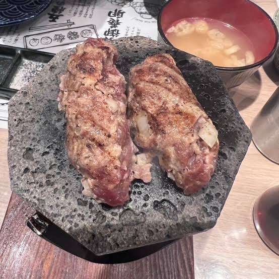 客13人が食中毒…ご飯、みそ汁、ハンバーグ、生卵、おしんこ定食を店で食べていた　客は10～20代、10人からO157検出…5人が入院　店は営業停止に