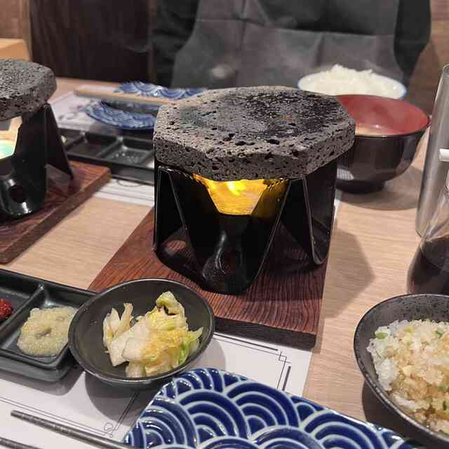 客13人が食中毒…ご飯、みそ汁、ハンバーグ、生卵、おしんこ定食を店で食べていた　客は10～20代、10人からO157検出…5人が入院　店は営業停止に