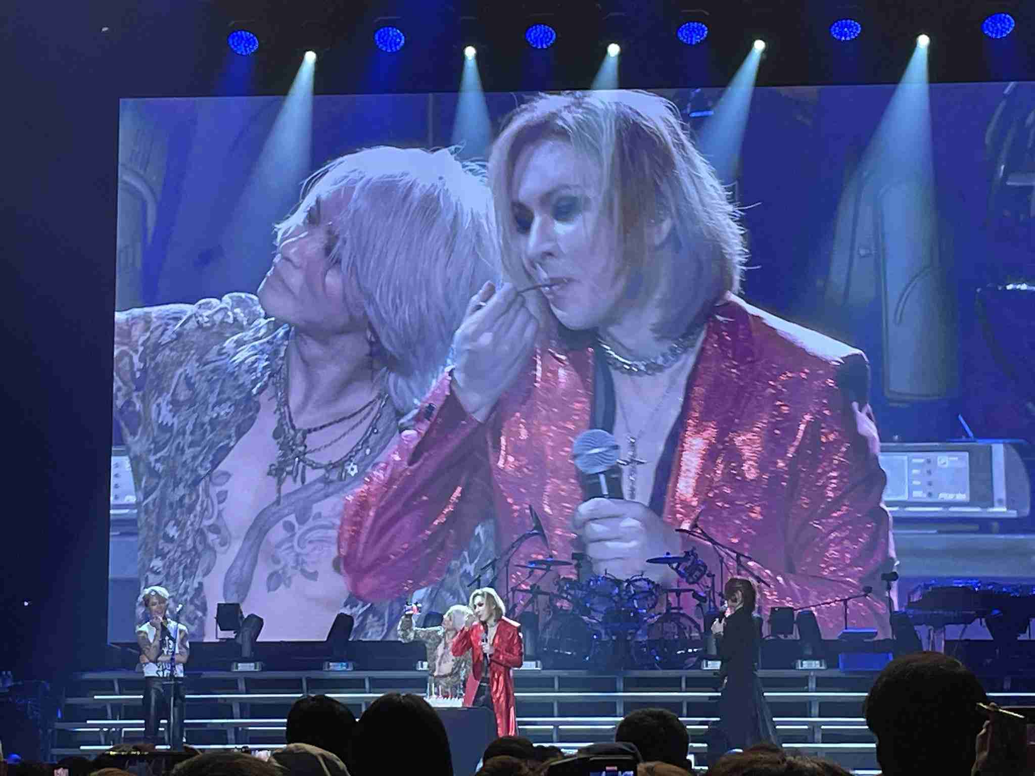 THE LAST ROCKSTARSの日米ツアー東京公演にPATAがサプライズ登場 YOSHIKIが涙声「集まってよかったなって…」