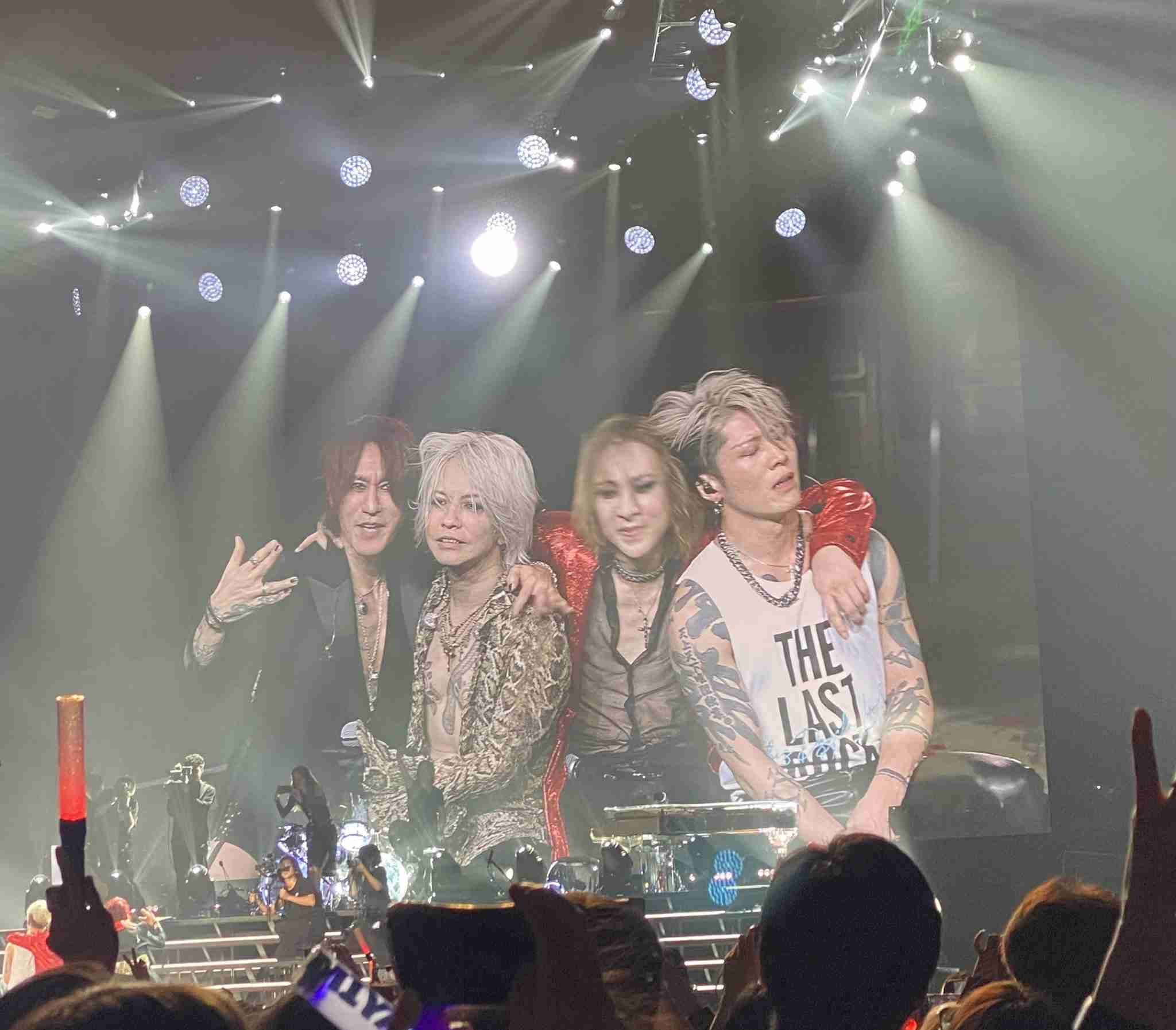 THE LAST ROCKSTARSの日米ツアー東京公演にPATAがサプライズ登場 YOSHIKIが涙声「集まってよかったなって…」