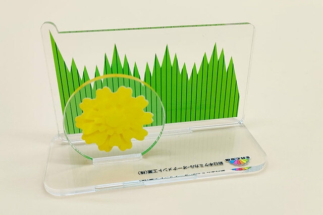 持っているアクスタを見せ合って感想を言うトピ