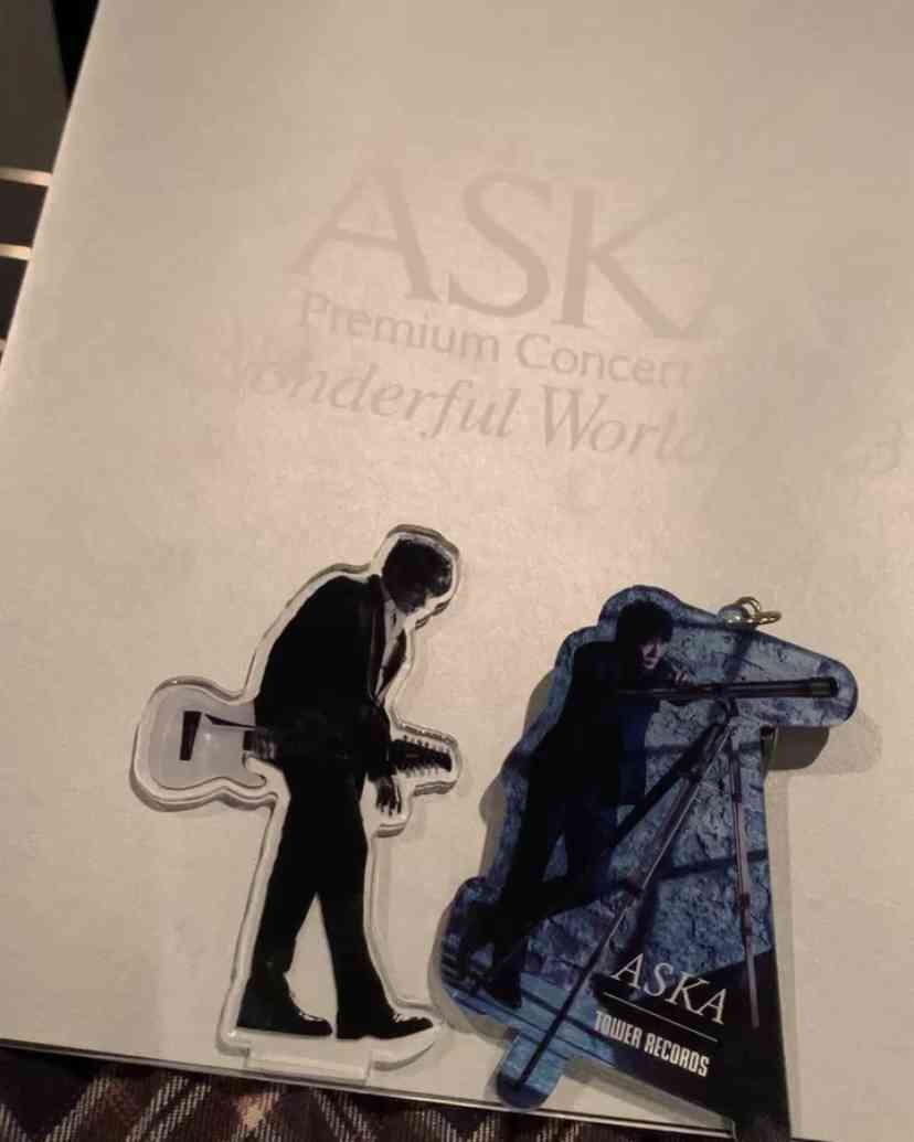 持っているアクスタを見せ合って感想を言うトピ