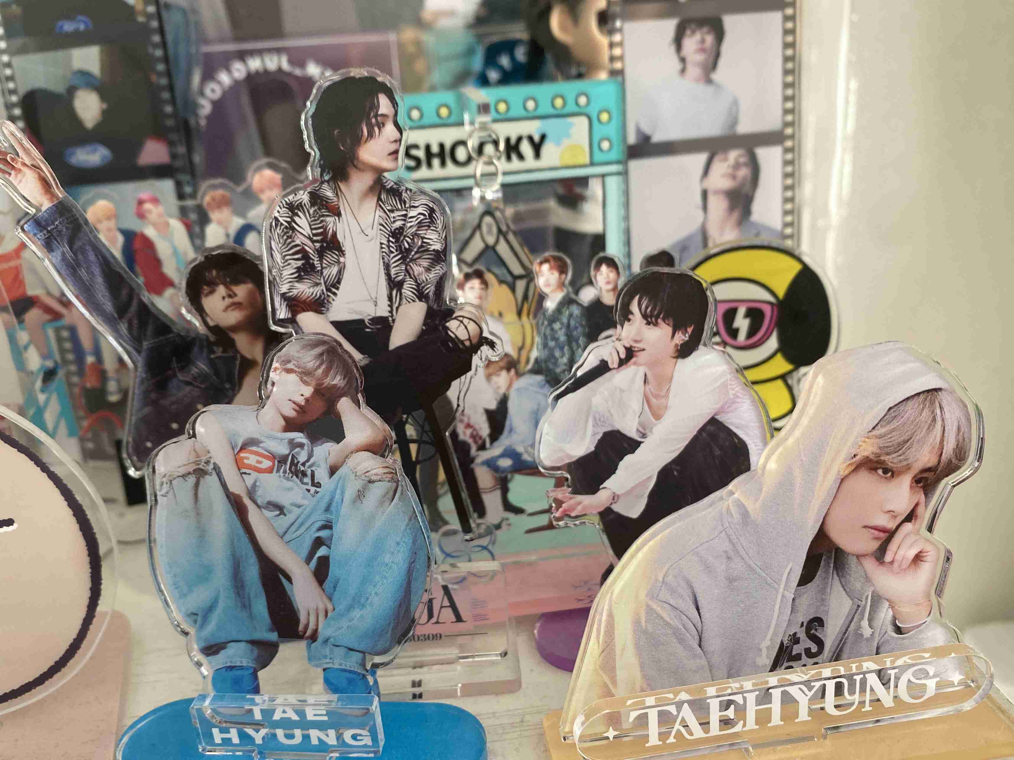 持っているアクスタを見せ合って感想を言うトピ