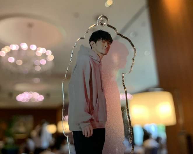 持っているアクスタを見せ合って感想を言うトピ