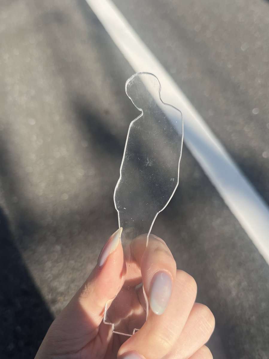 持っているアクスタを見せ合って感想を言うトピ