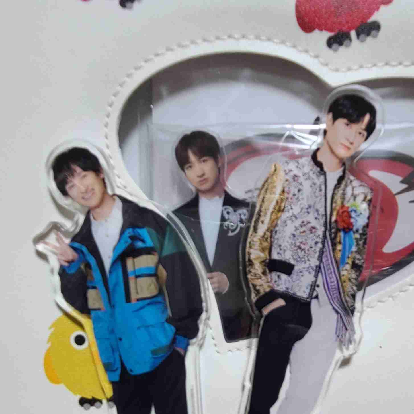 持っているアクスタを見せ合って感想を言うトピ