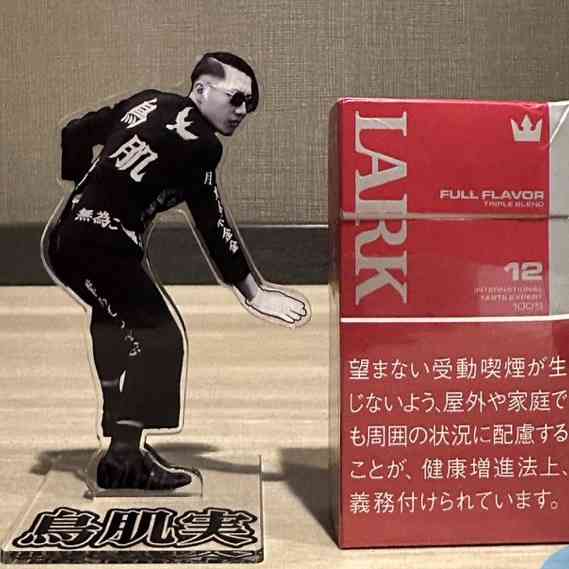 持っているアクスタを見せ合って感想を言うトピ