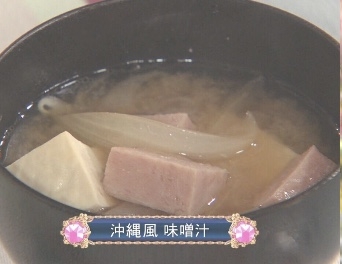 味噌汁に『シャウエッセン』が物議!?新CMに映り込む料理に「は?」「最高」「4本は贅沢」