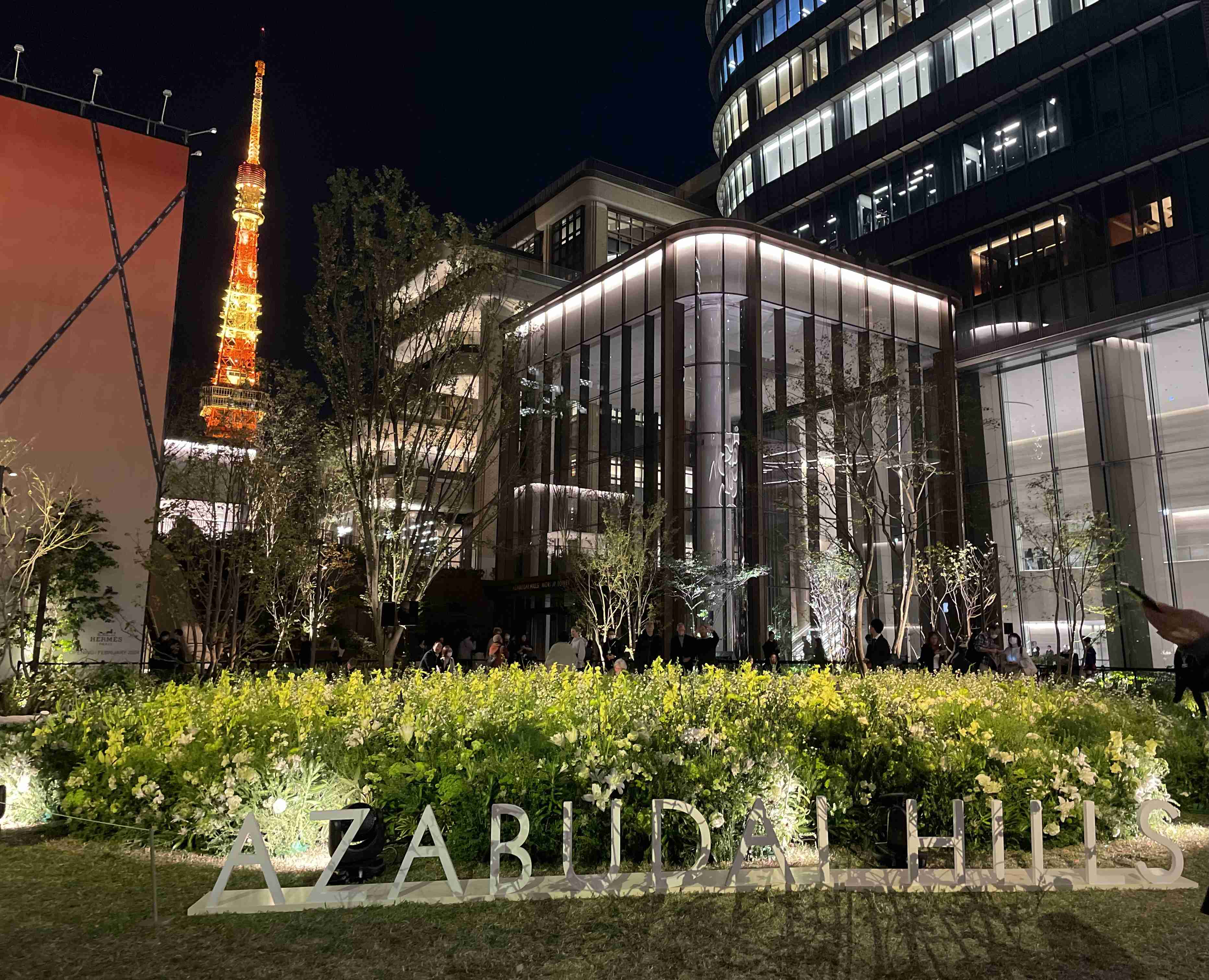 日本一の高さ「麻布台ヒルズ」オープン初日は迷路のような構造に“迷子”続出! 高級ブティックは多くが未開店