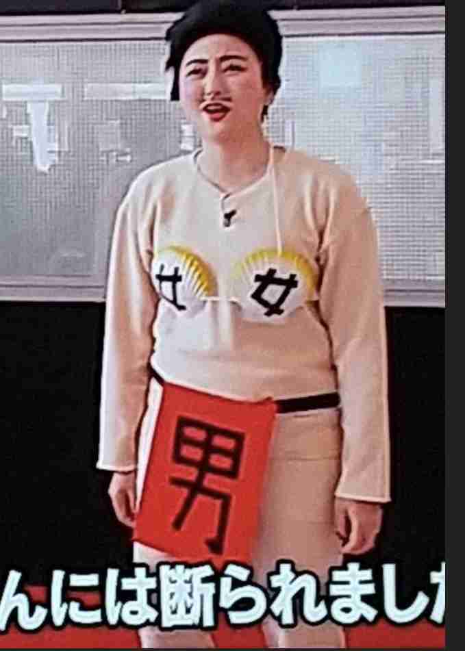 菊地亜美、「豪邸」と話題の新居がスゴい！巨大なクリスマスツリーも「すてき」「広くてうらやましい」