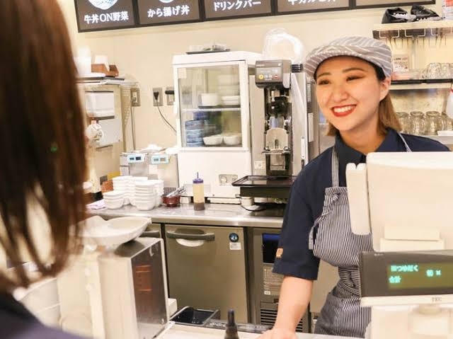 「春菊天そばのボタンが見つからずパニック」、「後ろに並ぶ常連客の舌打ち」…ファストフード店で急増する“タッチパネル式券売機”は本当に効率的か？