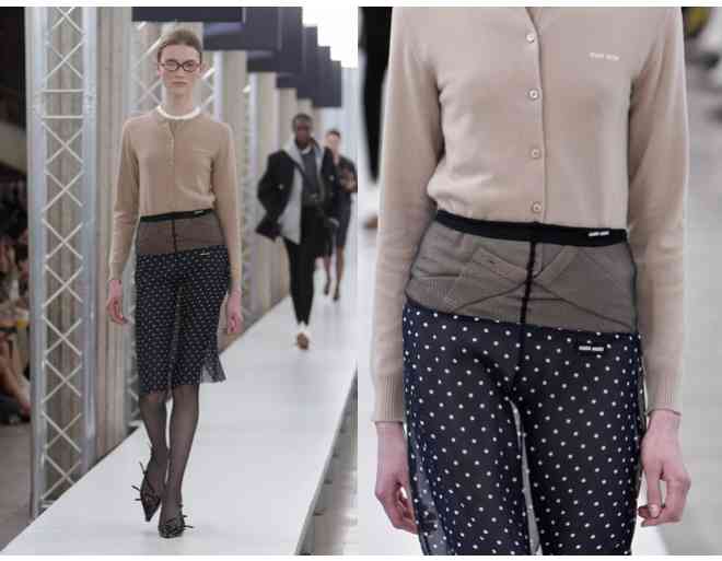 えっ、タイツ見えてるの正解なの?!トラウデン直美「タイツ見せルック」披露　全身miumiu