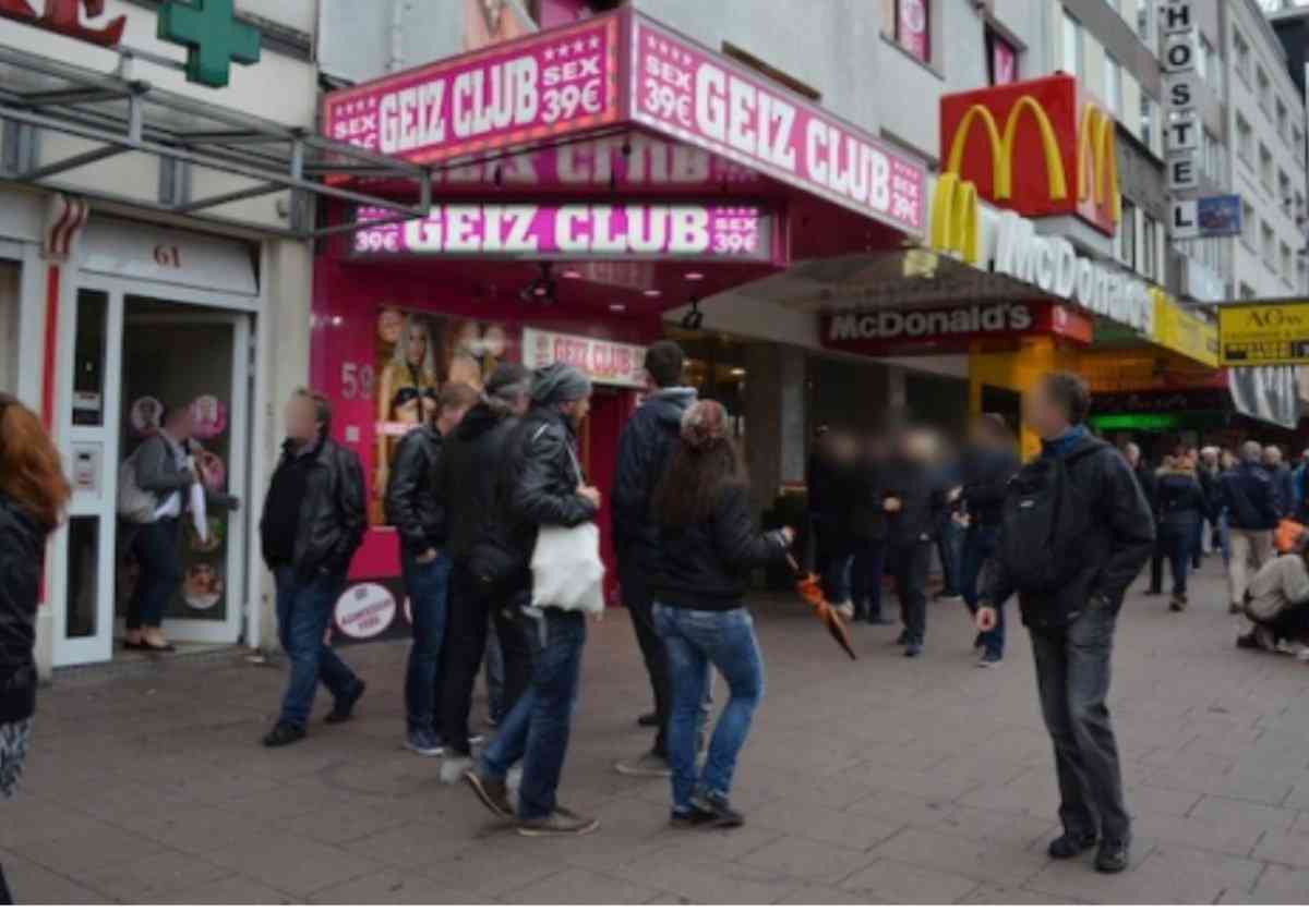 コンビニで本の販売は必要?『ゴルゴ13』『こち亀』堅調、雑誌はテープ剥がされ立ち読みも……