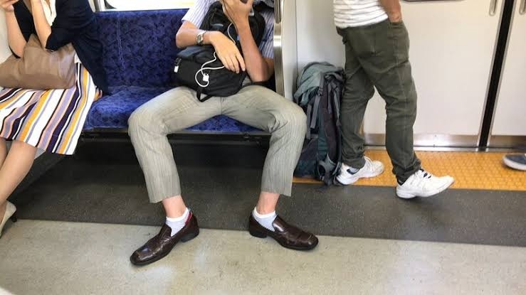駅や電車の迷惑行為ランキングTOP10発表！　2位は「配慮しない咳やクシャミ」 1位は？