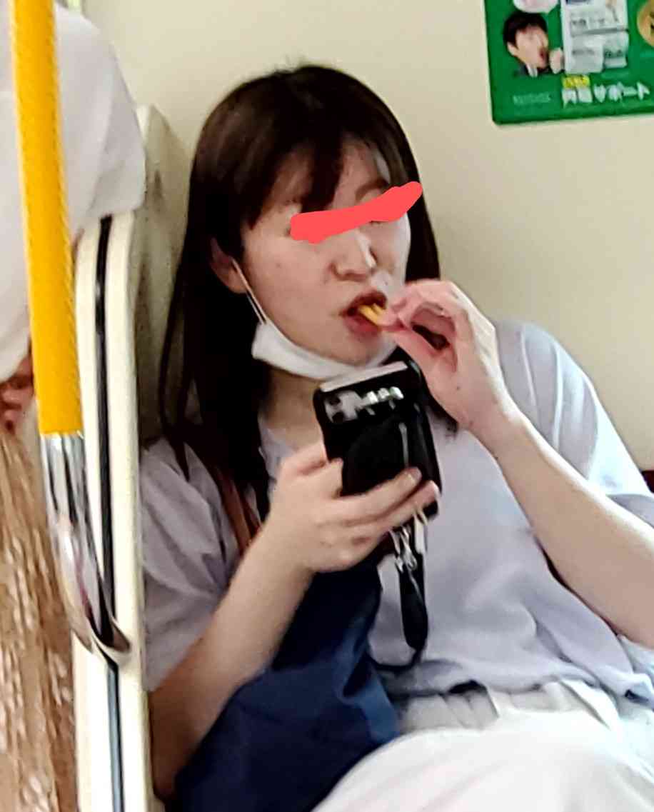 駅や電車の迷惑行為ランキングTOP10発表！　2位は「配慮しない咳やクシャミ」 1位は？