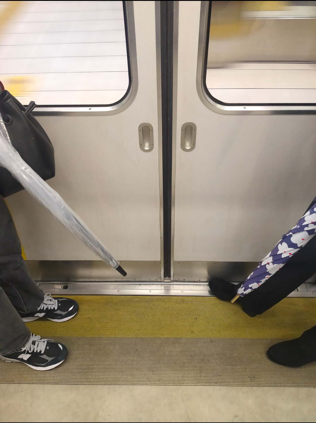 駅や電車の迷惑行為ランキングTOP10発表！　2位は「配慮しない咳やクシャミ」 1位は？