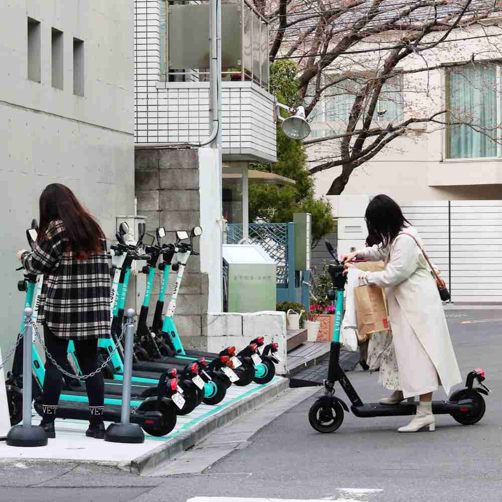 キックボードに乗っていた女性が大型バスにはねられ死亡…目撃者「キックボードの人は路上に倒れていて動かなかった…」「ヘルメットしていなかった…」軽井沢町の国道