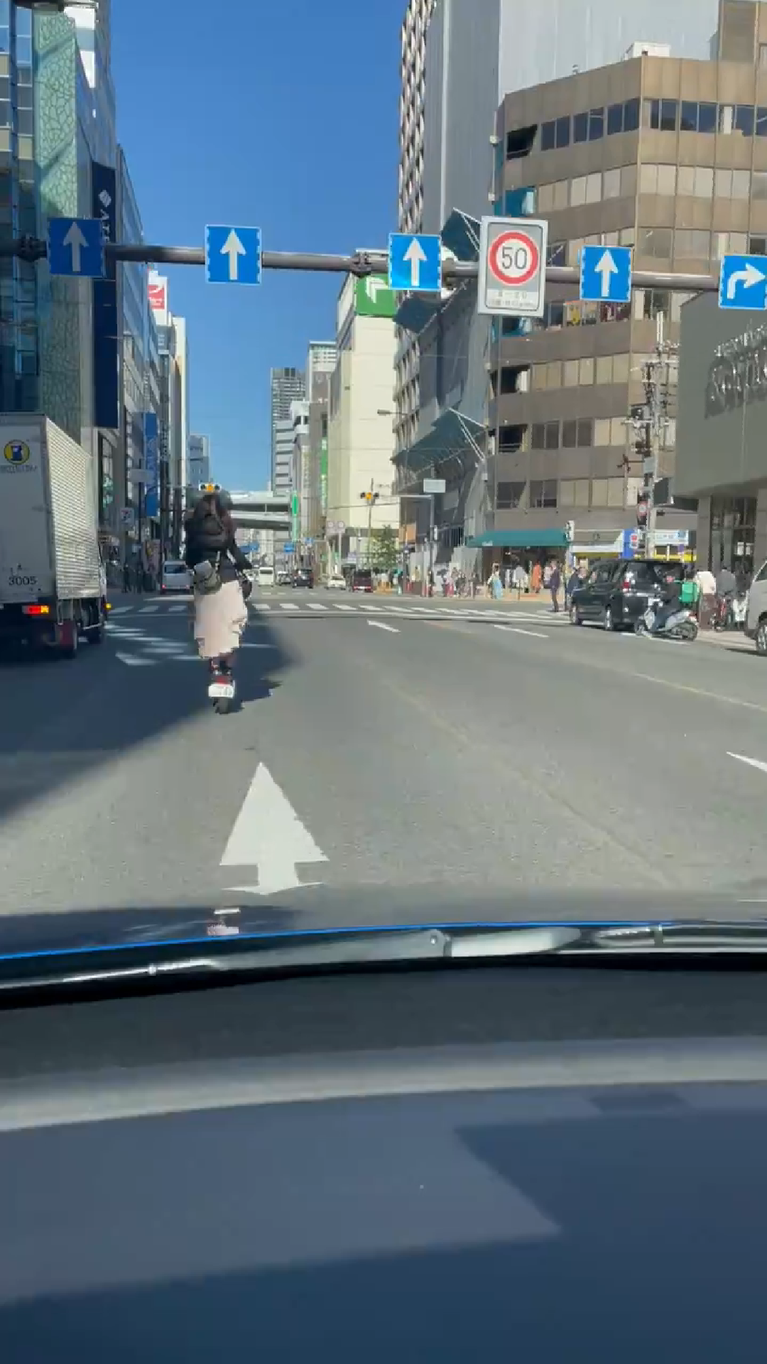 キックボードに乗っていた女性が大型バスにはねられ死亡…目撃者「キックボードの人は路上に倒れていて動かなかった…」「ヘルメットしていなかった…」軽井沢町の国道
