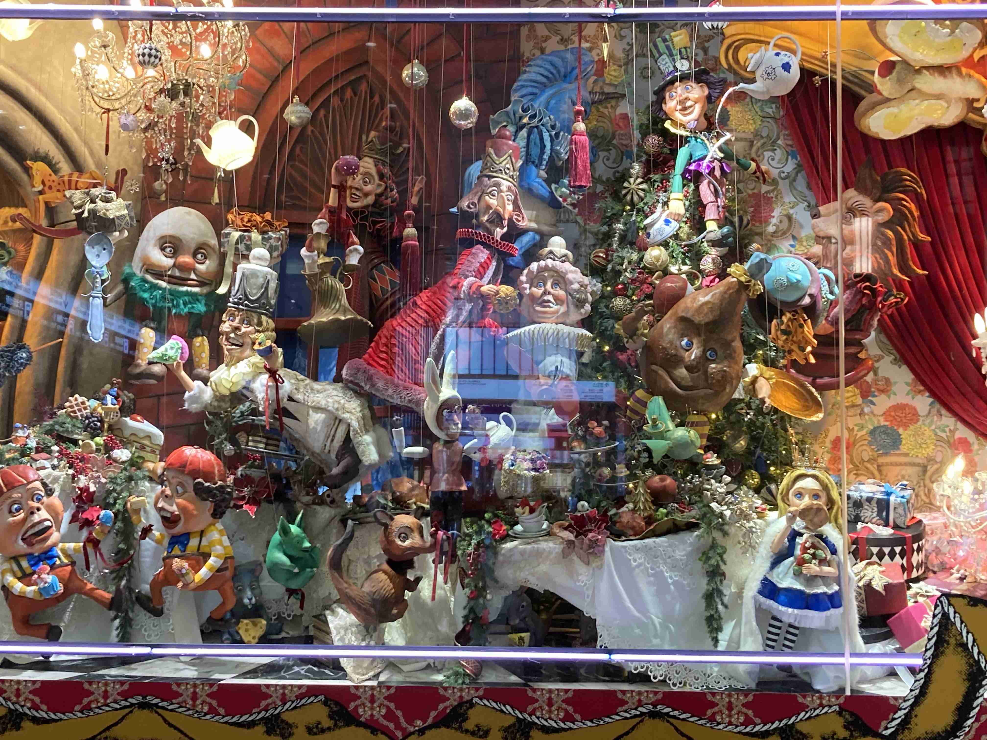 阪急百貨店、クリスマスディスプレイめぐり謝罪 「参考にした著作物の権利者から承諾得るのを失念」