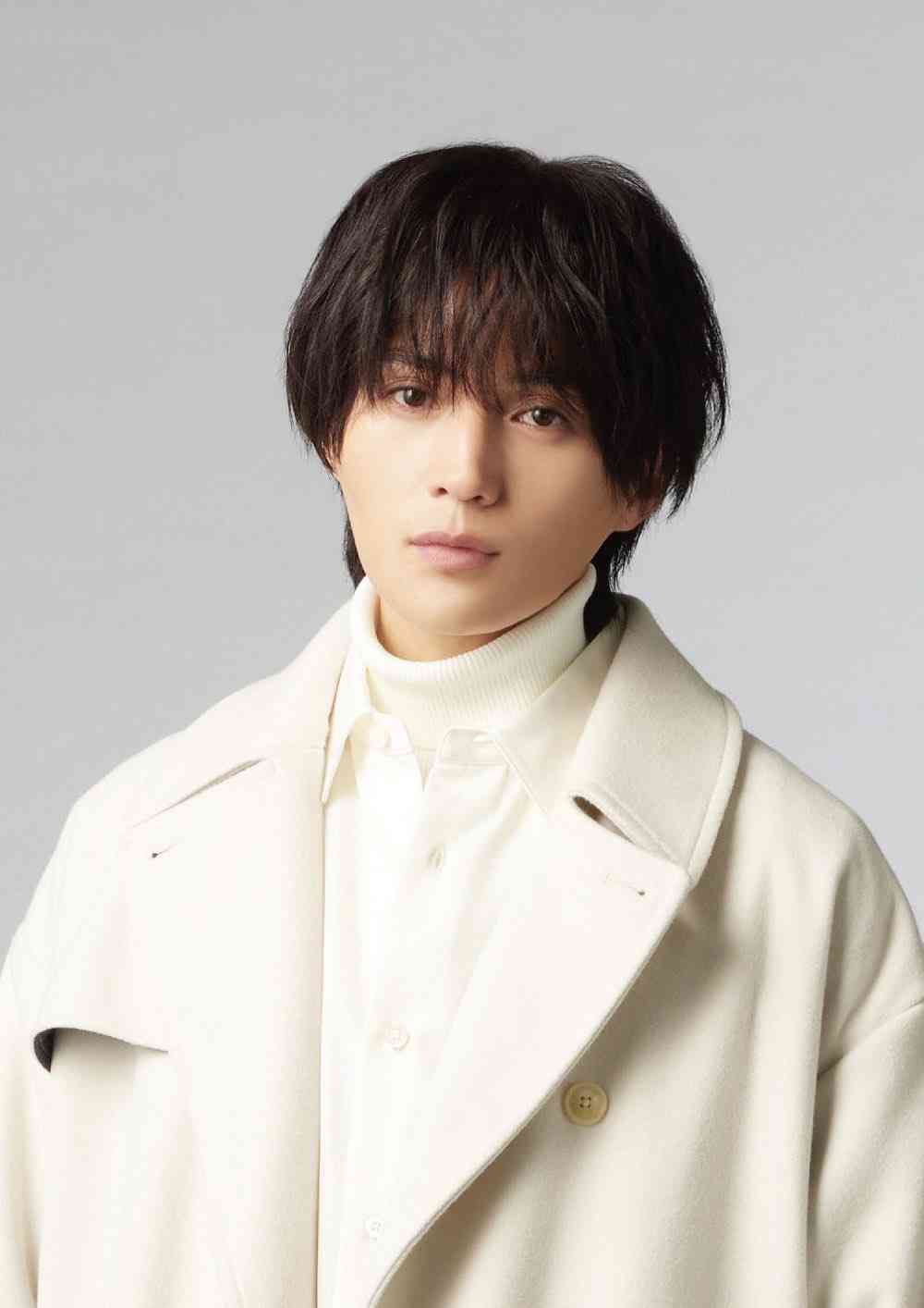 八木勇征、シーツをまとい…妖艶な肉体美で誘惑 『anan』ソロ表紙に初登場