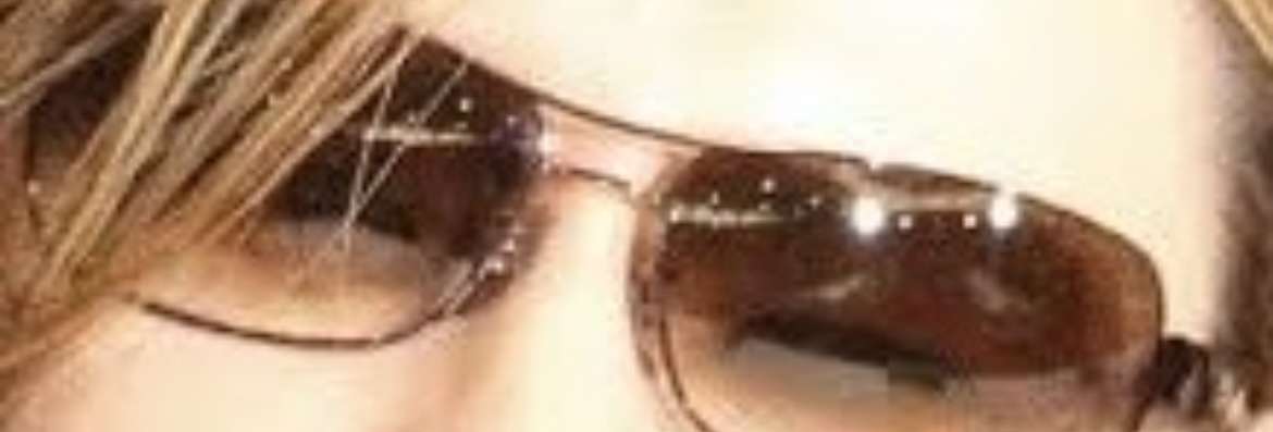 目だけで有名人を当ててください