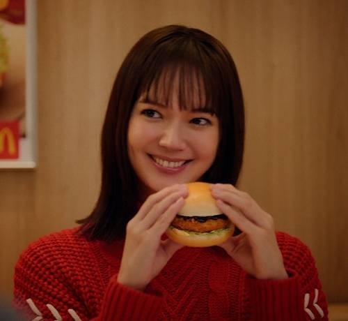 目だけで有名人を当ててください