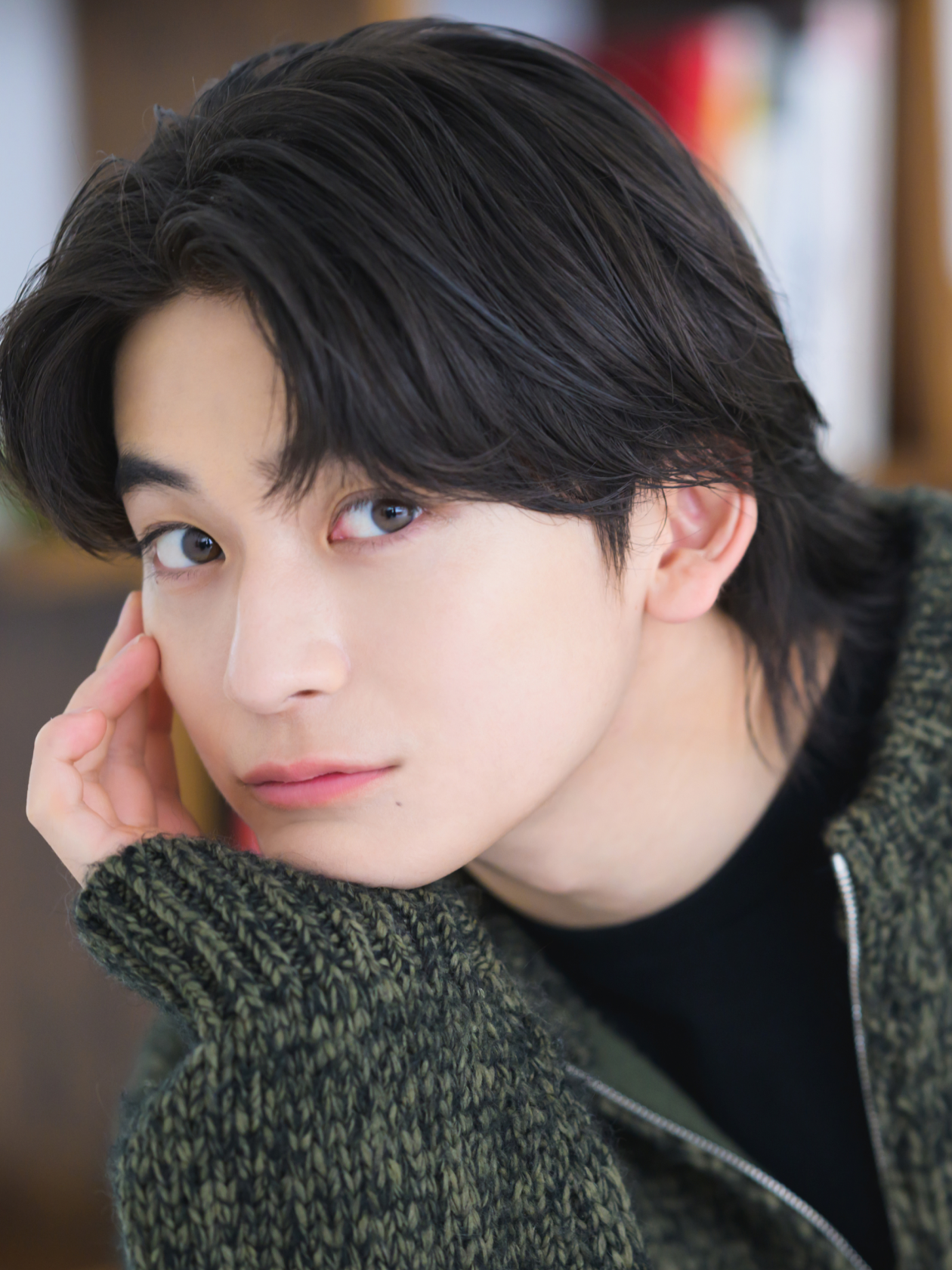 目だけで有名人を当ててください