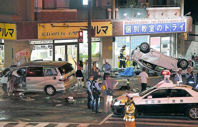暴走した車が学習塾に突っ込み中学生ら4人がけが…鼻血を出す高齢運転手(73)に講師「動かないで!」直前にも追突事故か