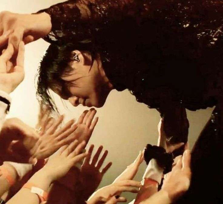 BUCK―TICK」櫻井敦司さん偲ぶ会 献花券の転売横行、価格10倍超も