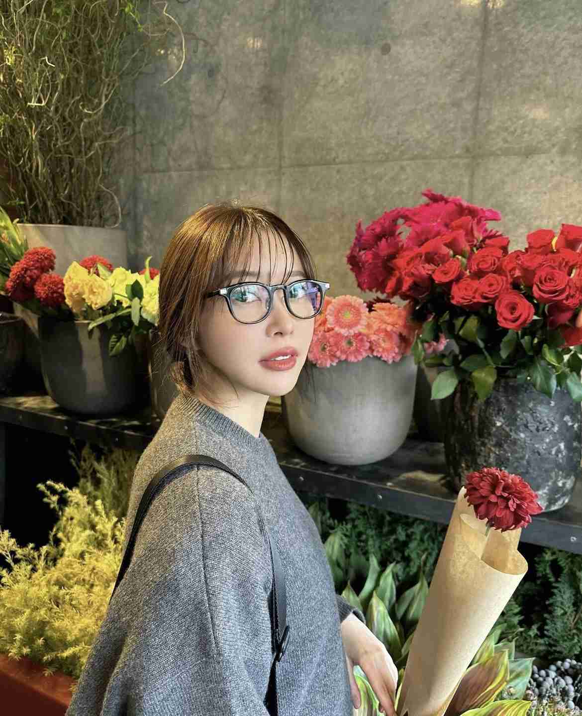 指原莉乃 ユニクロ2990円ショルダー×上質ニットの上級テク私服に称賛多数「真似っ子して買った」「好みすぎる」