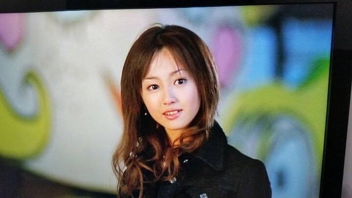 沢尻エリカ 4年ぶり雑誌表紙　胸元が開いた黒いワンピース姿で再出発「私の中に初めて“夢”ができた」