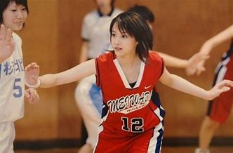 沢尻エリカ 4年ぶり雑誌表紙　胸元が開いた黒いワンピース姿で再出発「私の中に初めて“夢”ができた」